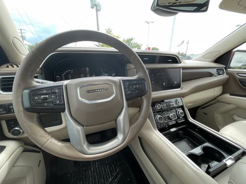 Used 2024 GMC Yukon Denali AWD/4WD image 9