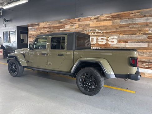 Used 2025 Jeep Gladiator Sport image 3