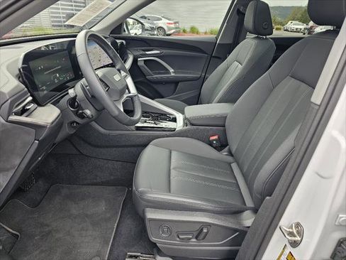 Used 2025 Audi Q5 Premium w/ Convenience Package image 2