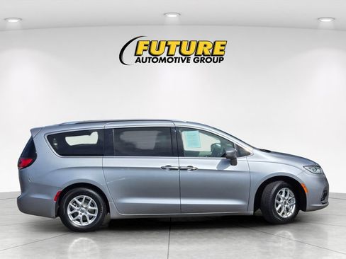 Used 2021 Chrysler Pacifica Touring-L FWD image 3