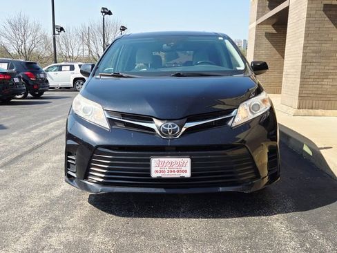 Used 2019 Toyota Sienna LE w/ LE Preferred Package image 2