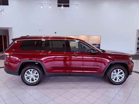 Used 2022 Jeep Grand Cherokee L Limited w/ Luxury Tech Group II image 18