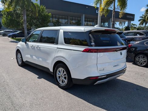 Used 2023 Kia Carnival LX FWD image 5