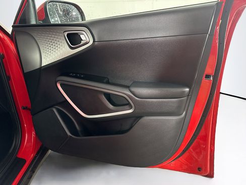 Used 2025 Kia Soul LX w/ LX Technology Package FWD image 30