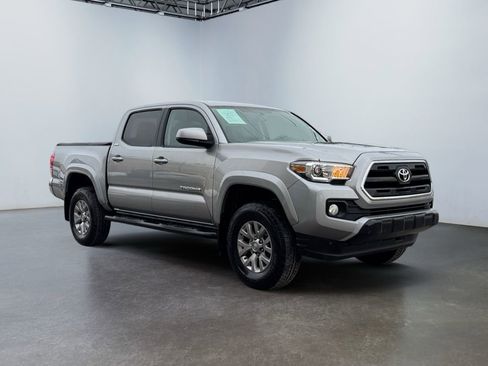 Used 2017 Toyota Tacoma SR5 w/ Tow Package image 3