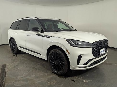 Used 2025 Lincoln Aviator Reserve w/ Equipment Group 201A image 2