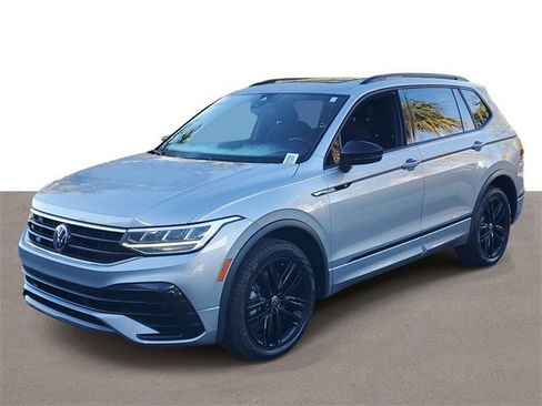 Certified 2022 Volkswagen Tiguan SE R-Line image 2