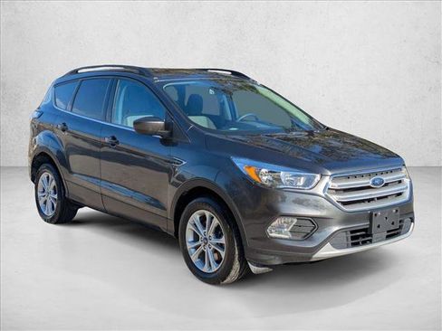 Used 2018 Ford Escape SE w/ Ford Safe & Smart Package image 3