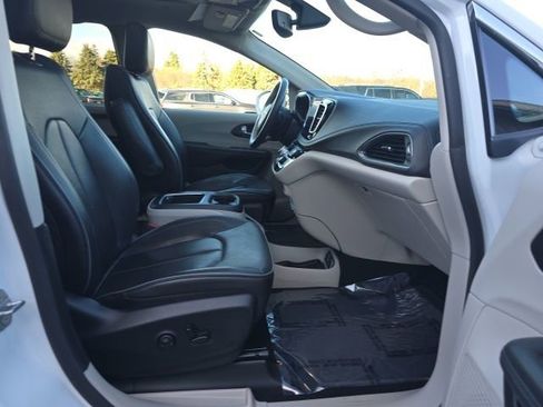Used 2020 Chrysler Pacifica Limited image 40