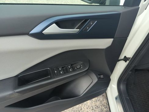 Certified 2022 Volkswagen Taos SE FWD image 19
