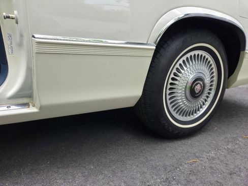 Used 1990 Cadillac De Ville Coupe FWD image 30