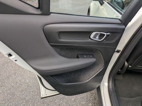 Used 2023 Volvo XC40 B5 Ultimate w/ Protection Package Premier image 30