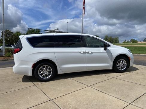 Used 2025 Chrysler Pacifica Select FWD image 12