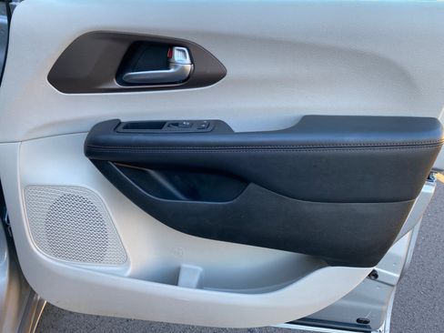 Used 2017 Chrysler Pacifica Touring-L image 42