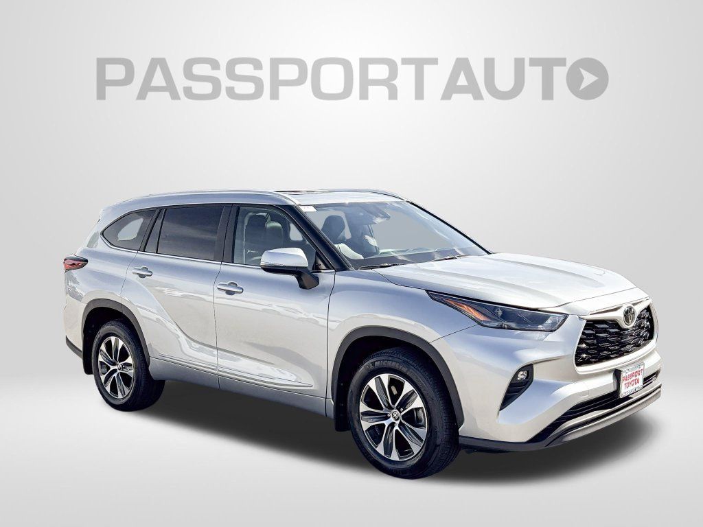 Used 2025 Toyota Highlander XLE AWD/4WD image 11