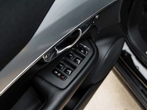 Used 2018 Volvo XC90 T5 Momentum w/ Convenience Package image 19