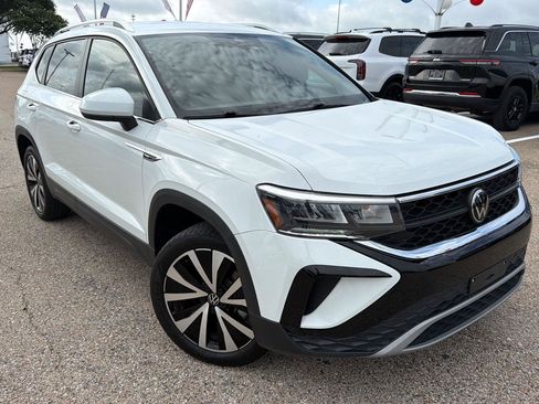 Used 2024 Volkswagen Taos SE FWD image 1