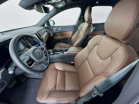 Used 2025 Volvo XC60 B5 Plus image 5