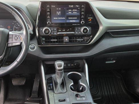 Used 2021 Toyota Highlander XLE FWD image 10