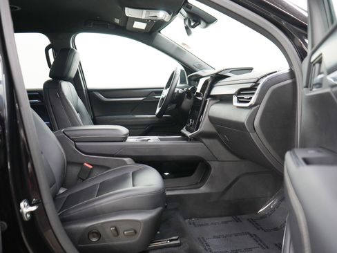 Used 2025 GMC Acadia Elevation w/ Elevation Premium Package AWD/4WD image 11