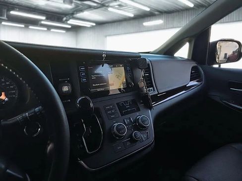 Used 2017 Toyota Sienna Limited Premium AWD/4WD image 7