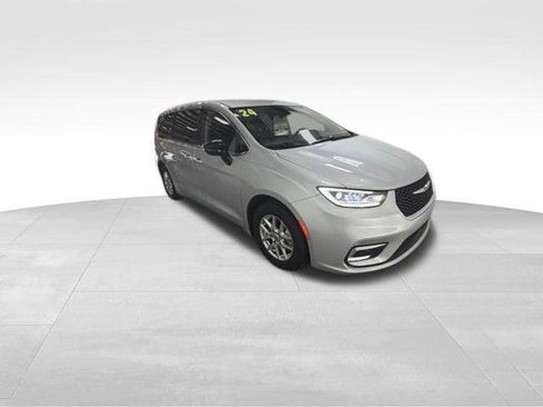 Certified 2024 Chrysler Pacifica Touring-L FWD image 6