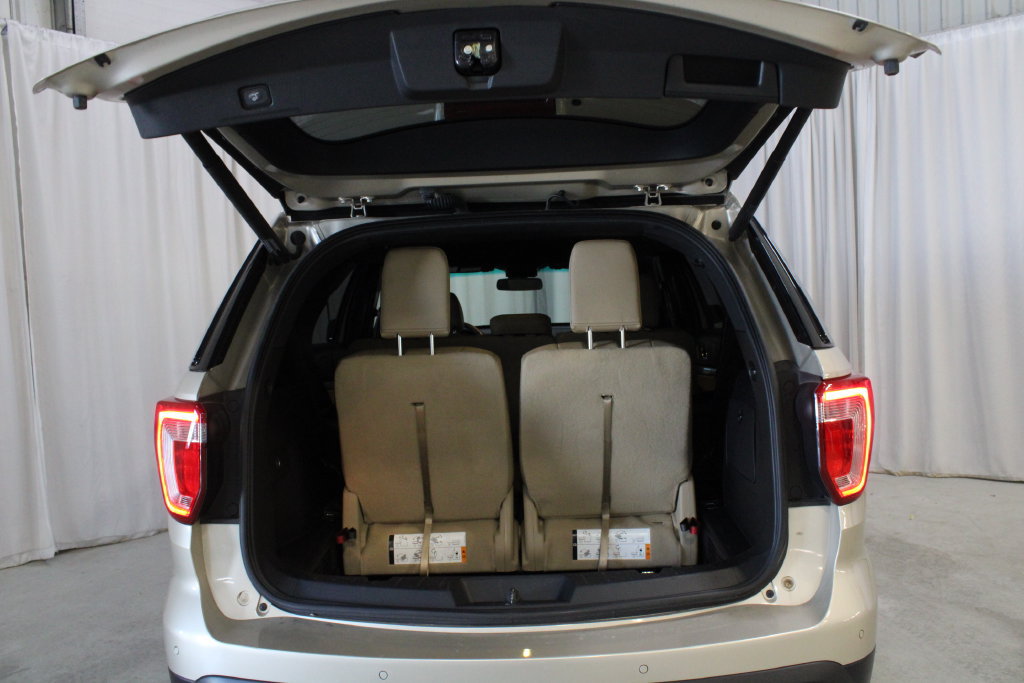 Used 2017 Ford Explorer XLT w/ Equipment Group 202A AWD/4WD image 31