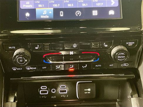 Used 2023 Jeep Grand Cherokee L Laredo image 16