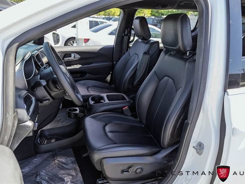 Used 2025 Chrysler Pacifica Select FWD image 19