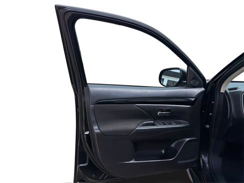 Used 2020 Mitsubishi Outlander ES FWD image 18