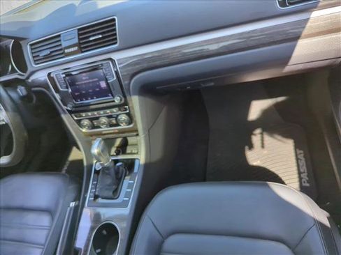 Used 2018 Volkswagen Passat 2.0T SEL Premium image 25