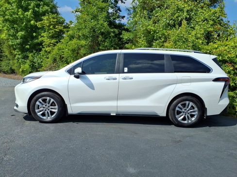 Used 2026 Toyota Sienna Limited FWD image 2