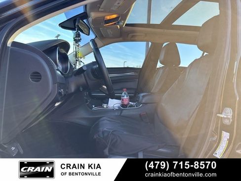 Used 2017 Chrysler 300 C RWD image 2