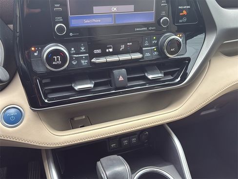 Used 2020 Toyota Highlander XLE image 31