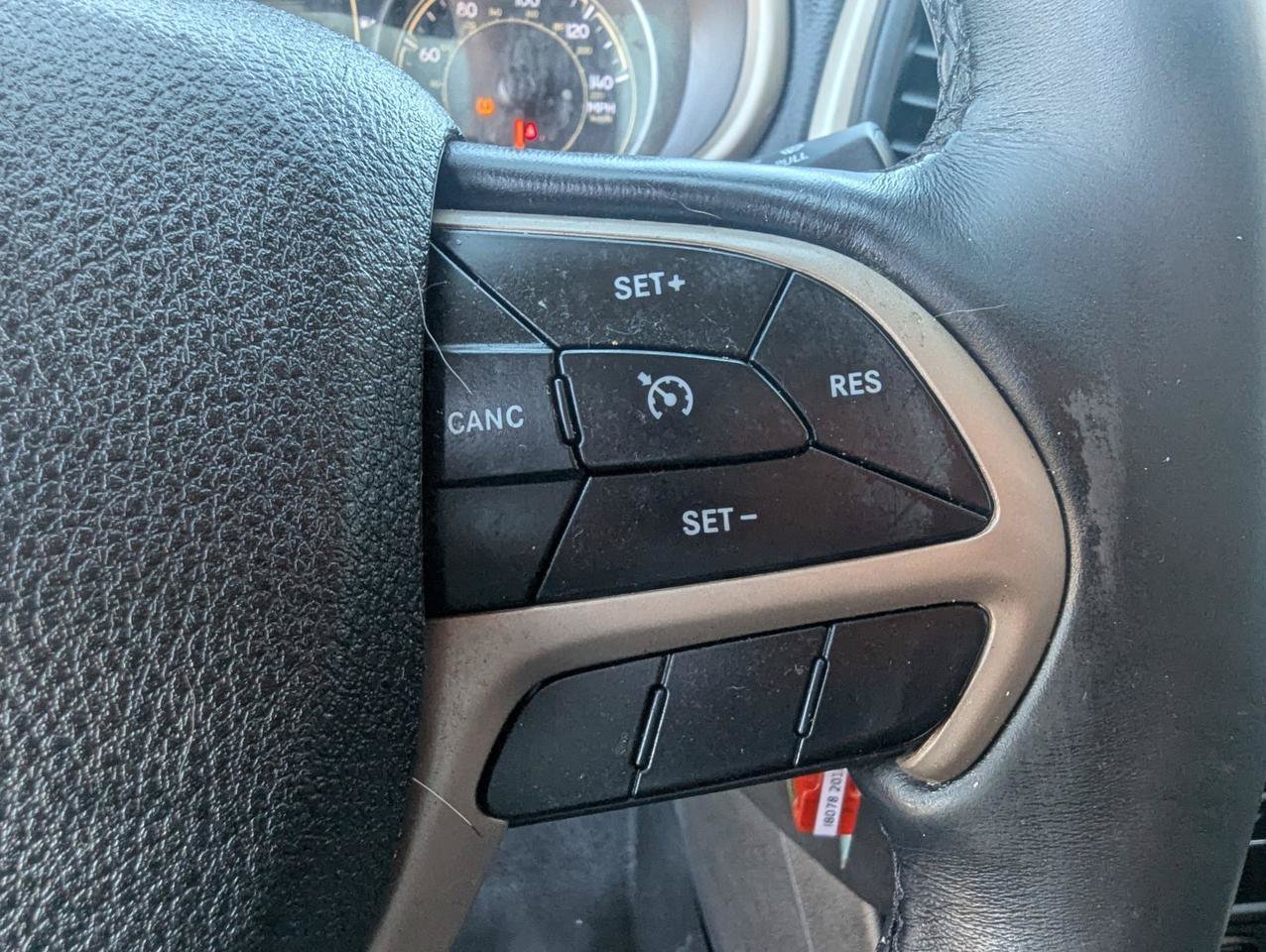 Used 2018 Jeep Cherokee Latitude w/ Cold Weather Group AWD/4WD image 14