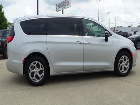 Used 2024 Chrysler Pacifica Limited AWD/4WD image 5