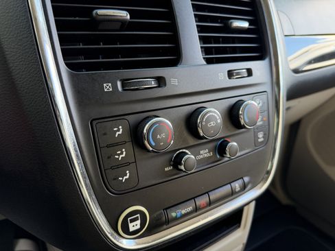 Used 2013 Dodge Grand Caravan SXT image 42