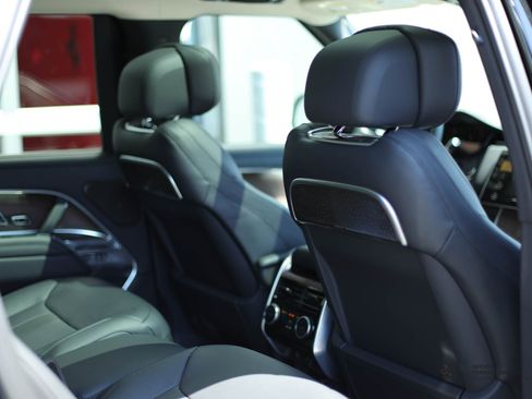 Used 2025 Land Rover Range Rover Autobiography image 23