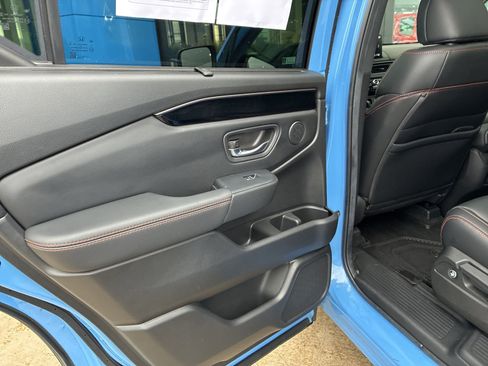 Used 2025 Honda Pilot TrailSport image 11