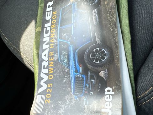 Used 2025 Jeep Wrangler Willys image 27