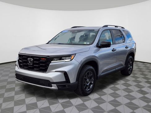 Certified 2025 Honda Pilot TrailSport image 2