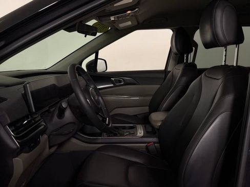 Used 2025 Kia Carnival FWD image 14