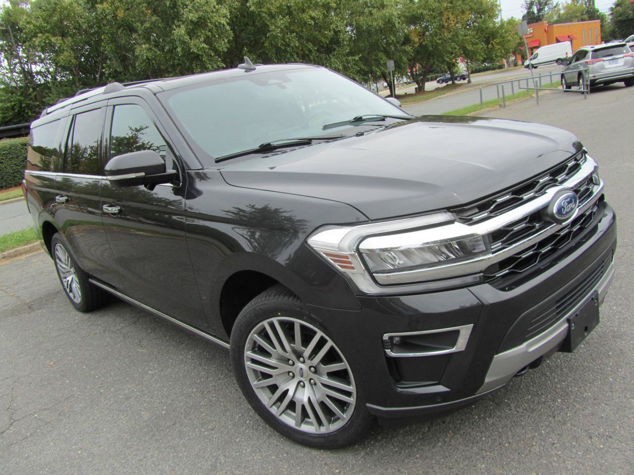 Used 2023 Ford Expedition Max Limited AWD/4WD image 3