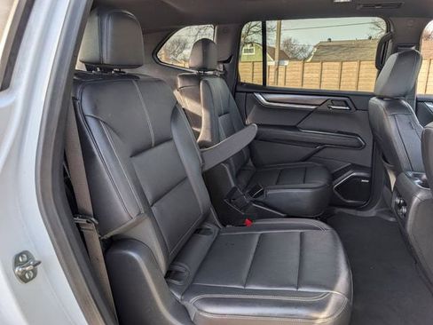 Used 2024 GMC Acadia Elevation image 24