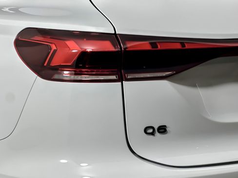 Used 2025 Audi Q6 e-tron Premium w/ Convenience Package image 26