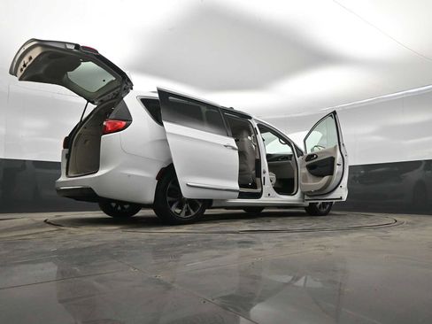 Used 2017 Chrysler Pacifica Limited w/ UConnect Theater Package image 42