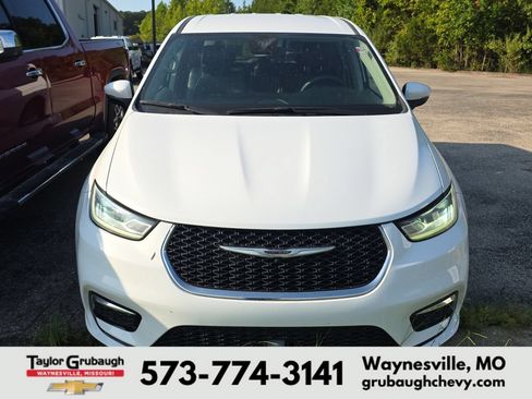 Used 2023 Chrysler Pacifica Touring-L FWD image 2