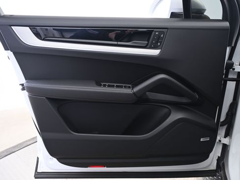 Used 2025 Porsche Cayenne E-Hybrid image 26