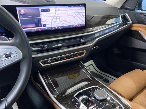 Used 2024 BMW X7 xDrive40i w/ Premium Package image 9