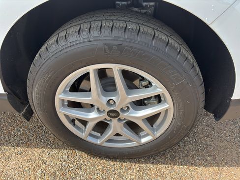 Used 2024 Ford Edge SEL w/ Convenience Package image 11